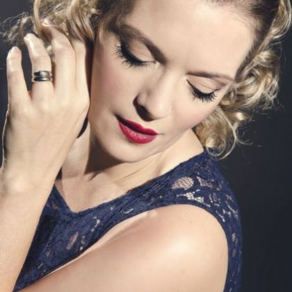 Girl Sings Swing